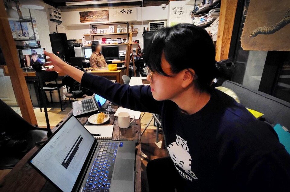 유튜브 촬영을 위해 노트북과 핸드폰을 켜고 촬영을 하는 제희정씨의 모습(2025.1.2) / 사진.평화뉴스 김영화 기자 