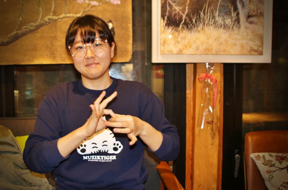 가장 좋아하는 수어를 묻자 손가락 두개를 걸어 '연대'라는 단어를 표하는 제희정씨(2025.1.2) / 사진.평화뉴스 김영화 기자