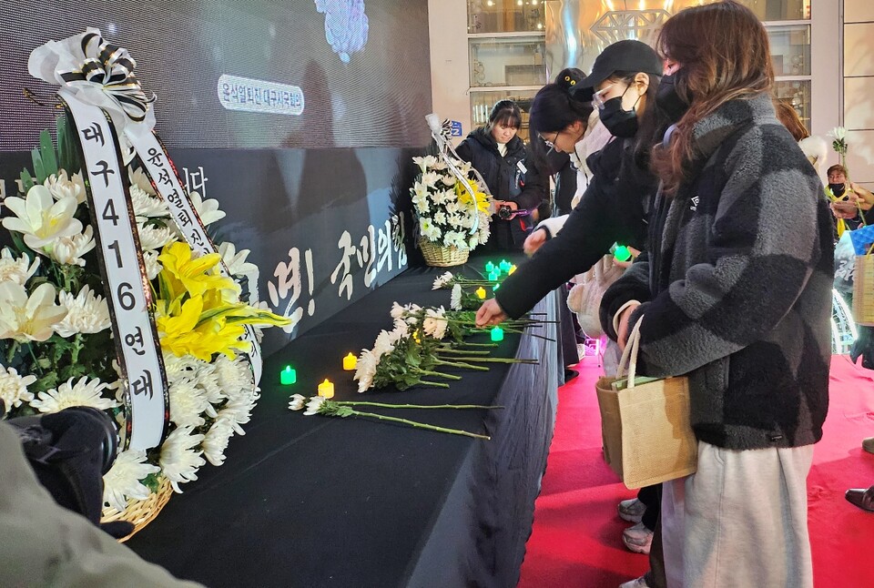 시민들이 '제주항공 여객기 참사' 희생자들을 향해 헌화하고 있다.(2025.1.4) / 사진.평화뉴스 정준민 기자