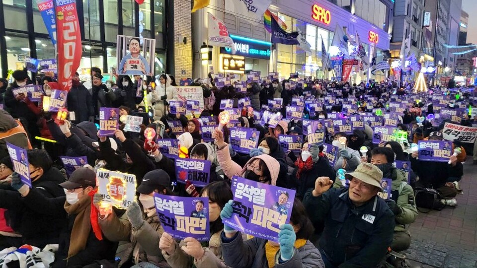 제12차 대구시민시국대회. 시민 3,000여명이 참여해 '윤석열 구속', '윤석열 파면'을 요구했다.(2024.12.28. 대구 동성로 CGV대구한일 앞) / 사진.평화뉴스 김영화 기자