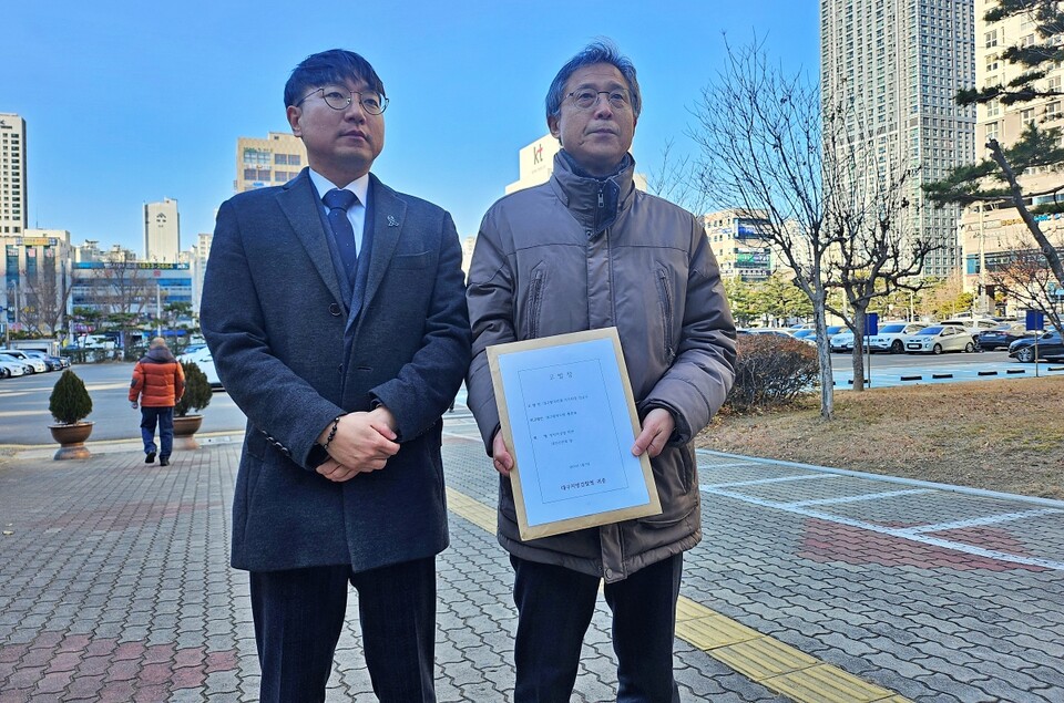 (왼쪽부터) 이동민 변호사, 강금수 대구참여연대 사무처장이 대구지방검찰청에 고발장을 접수하러 가고 있다.(2025.1.7) / 사진.평화뉴스 정준민 기자