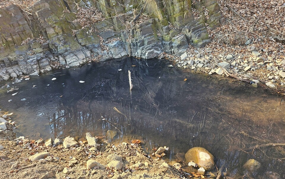 동화천 옆 화담산을 따라 흐르던 강물은 공사로 인해 막혔다. 막힌 강물이 썩어 검은색을 띠고 있다.(2025.1.8) / 사진.평화뉴스 정준민 기자