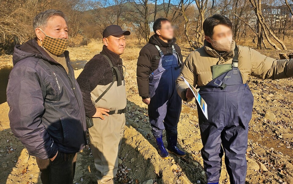박호석 대구환경운동연합 상임대표(왼쪽에서 첫번째)와 정수근 사무처장(왼쪽에서 두번째)이 대구 동구청 건설과 직원들의 설명을 듣고 있다.(2025.1.8) / 사진.평화뉴스 정준민 기자