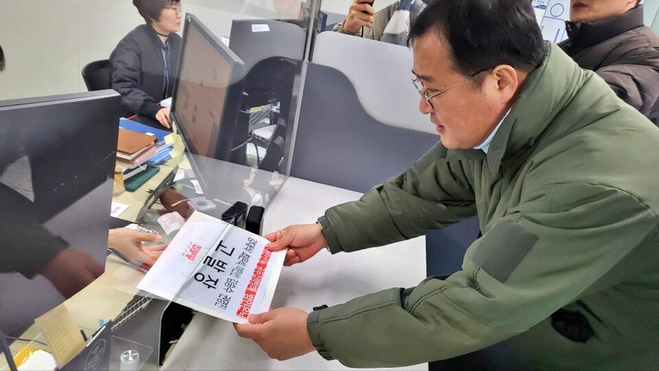 황순규 진보당 대구시당 위원장이 강대식 등 대구 국회의원 5명을 '내란선동' 혐의로 대구경찰청에 고발장을 접수하고 있다.