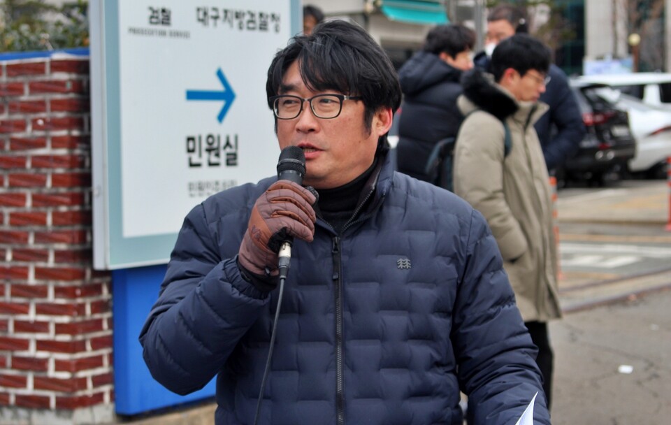 문명고 예비 고3 아들을 둔 이승민씨가 소송 제기 이유에 대해 설명하고 있다.(2025.1.9) / 사진.평화뉴스 정준민 기자