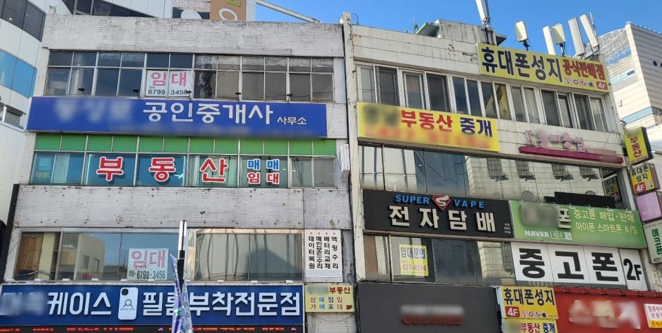 대구 중구 동성로 대구백화점 앞 상가 곳곳이 텅 비었다. 거리에서도 '임대' 플래카드가 보인다.(2024.11.28) / 사진.평화뉴스 김영화 기자