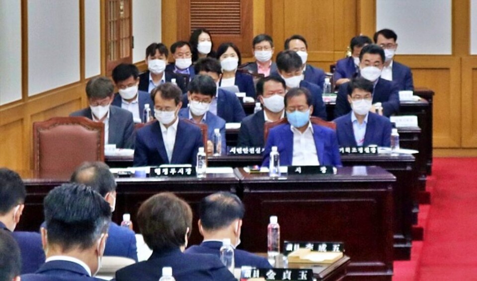홍준표 시장이 대구시의회 임시회에 참석해 눈을 감고 있다(2022.7.19) / 사진.평화뉴스 김영화 기자