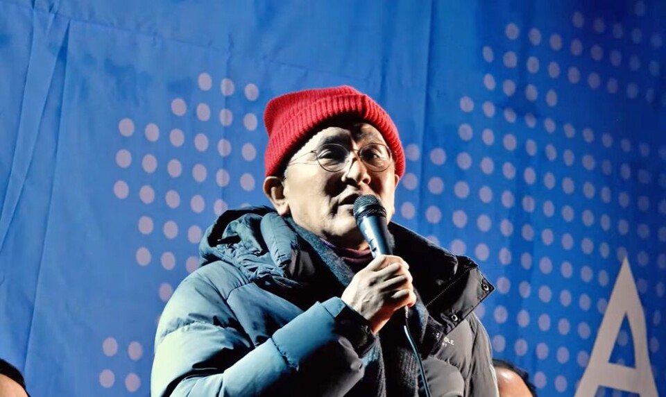 국민의힘 소속 박성만 경북도의회 의장이 지난 5일 오후 서울 용산구 한남동 대통령 관저 앞에서 열린 보수단체의 '윤 대통령 탄핵 반대' 집회에 참석해 "윤석열 대통령을 지키자"는 내용으로 발언을 하고 있다.(2025.1.5) / 사진.TV산머루 유튜브 채널