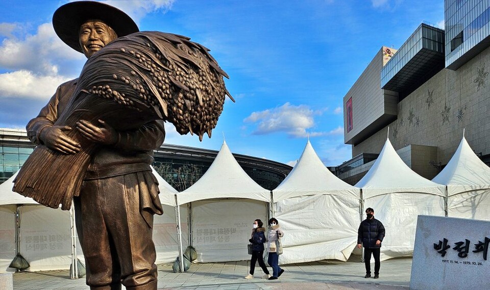 동대구역 광장에 대구시가 설치한 '박정희 전 대통령 동상' 볏집을 들고 밀짚모자를 쓴 모습니다.(2024.12.23) / 사진.평화뉴스 정준민 기자