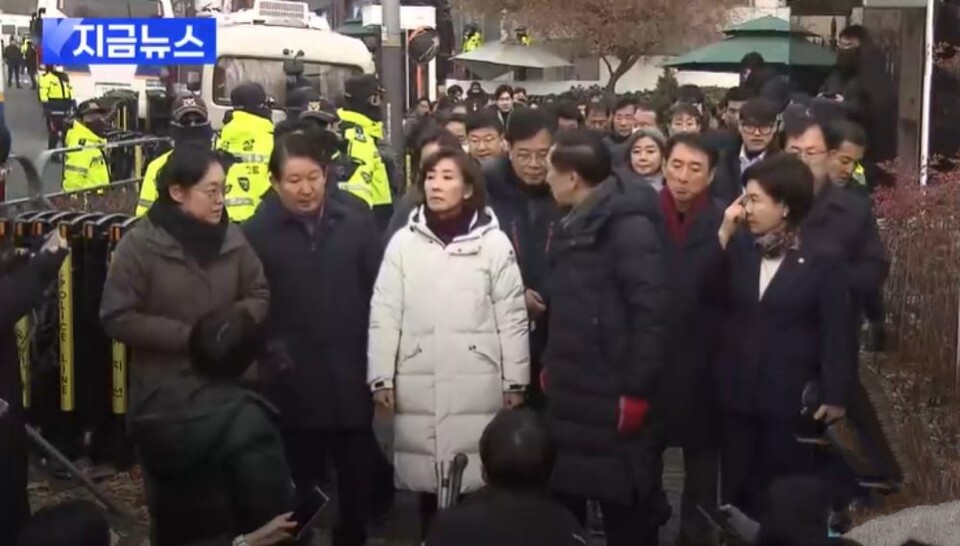 (왼쪽부터)경북 경산시 조지연, 대구 달서구병 권영진, 서울 동작구을 나경원, 울산 남구을 김기현 등 국민의힘 국회의원 35명이 '내란수괴' 혐의를 받는 윤석열 대통령에 대한 체포를 막기 위해 서울 용산구 한남동 윤 대통령 관저 앞에 모였다.(2025.1.15) / KBS 화면 캡쳐