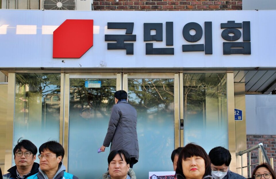 국민의힘 대구시당 로비 입구에서 대구시국회의 기자회견이 열리자, 경찰 병력이 경호를 위해 내부에서 출입을 통제하고 있다.(2024.12.16.대구 수성구 범어동) / 사진.평화뉴스 김영화 기자