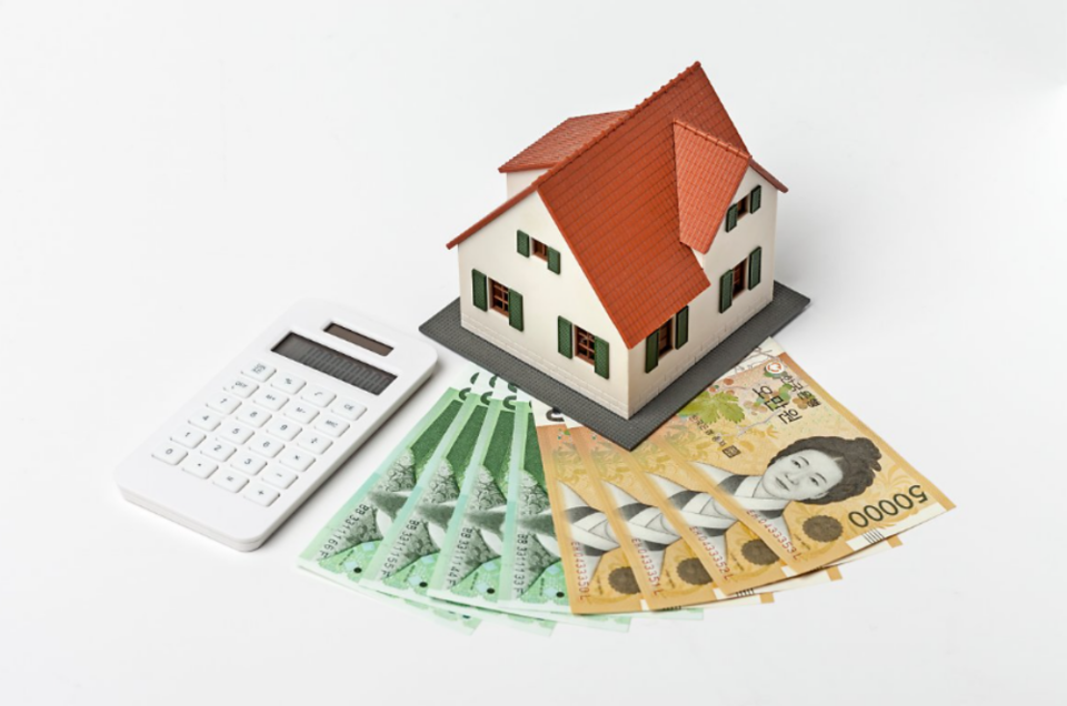 집과 함께 돈과 계산기가 놓여 있는 모습 / 사진 출처.국토교통부 공식블로그