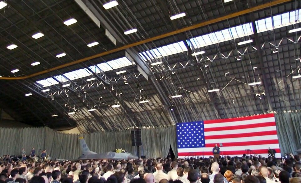 도널드 트럼프 미국 대통령이 대형 성조기 앞에서 대중 연설을 펼치고 있다. / 사진.'THE WHITE HOUSE' 백악관 홈페이지