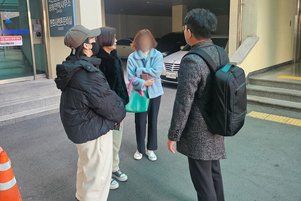 임대인 A씨에 대한 검찰 구형이 내려진 뒤 피해자들이 법원 앞에 모여 이야기를 나누고 있다.(2025.1.23) / 사진.평화뉴스 정준민 기자