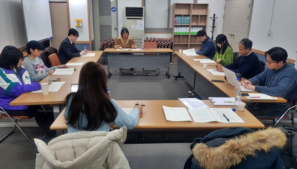평화뉴스 9기 6차(전체 86차) 독자위원회 회의에서 위원들이 한달 간 평화뉴스 보도와 편집 방향에 대해 의견을 나누고 있다.(2025.1.22.대구여성장애인연대 교육실) / 사진.평화뉴스 유지웅 기자