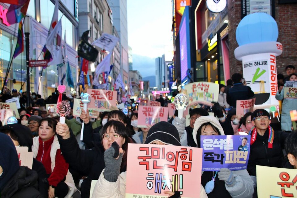 "국민의힘 해체하라"...응원봉을 들고 윤석열  퇴진 시국대회에 참석한 대구시민들(2025.1.25) / 사진.평화뉴스 김영화 기자 