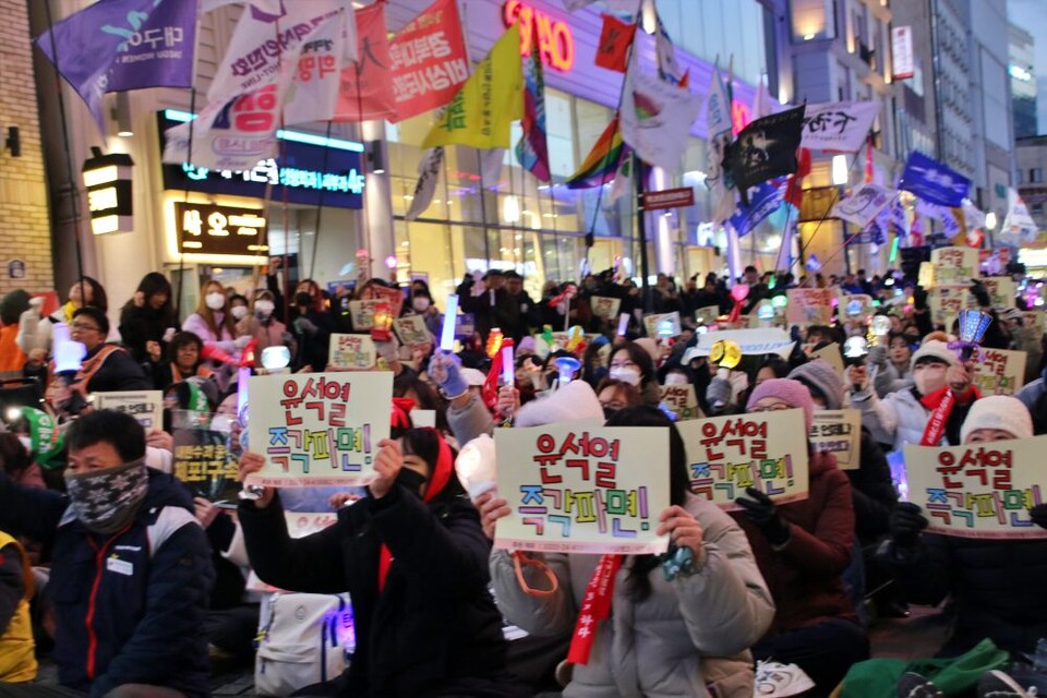 설 연휴 첫날 대구 동성로 모인 1,300여명의 시민들이 "윤석열 퇴진"을 촉구하고 있다.(2025.1.25) / 사진.평화뉴스 김영화 기자