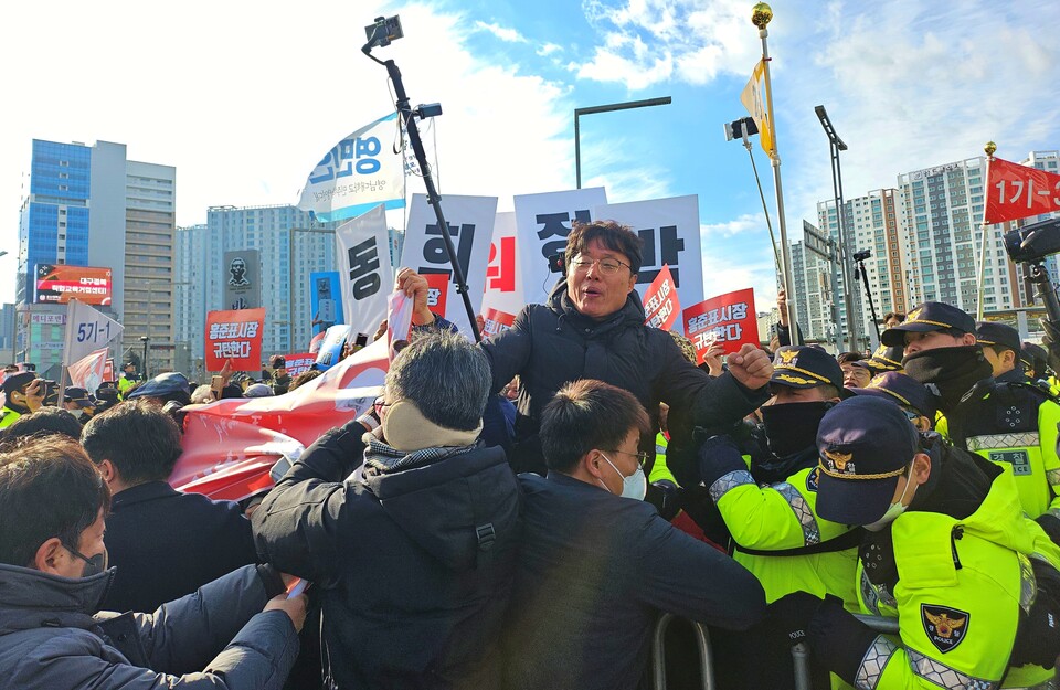 '박정희 동상'에 반대하는 대구지역 시민사회단체와 야당 인사들이 동상 제막식에 항의하고 있다(2024.12.23) / 사진. 평화뉴스 정준민 기자