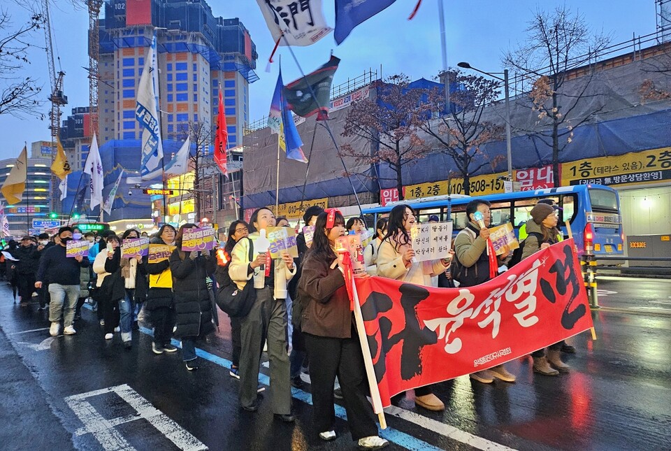 대구 시민들이 "윤석열 파면"을 촉구하며 대구 도심을 행진하고 있다.(2025.2.1) / 사진.평화뉴스 정준민 기자