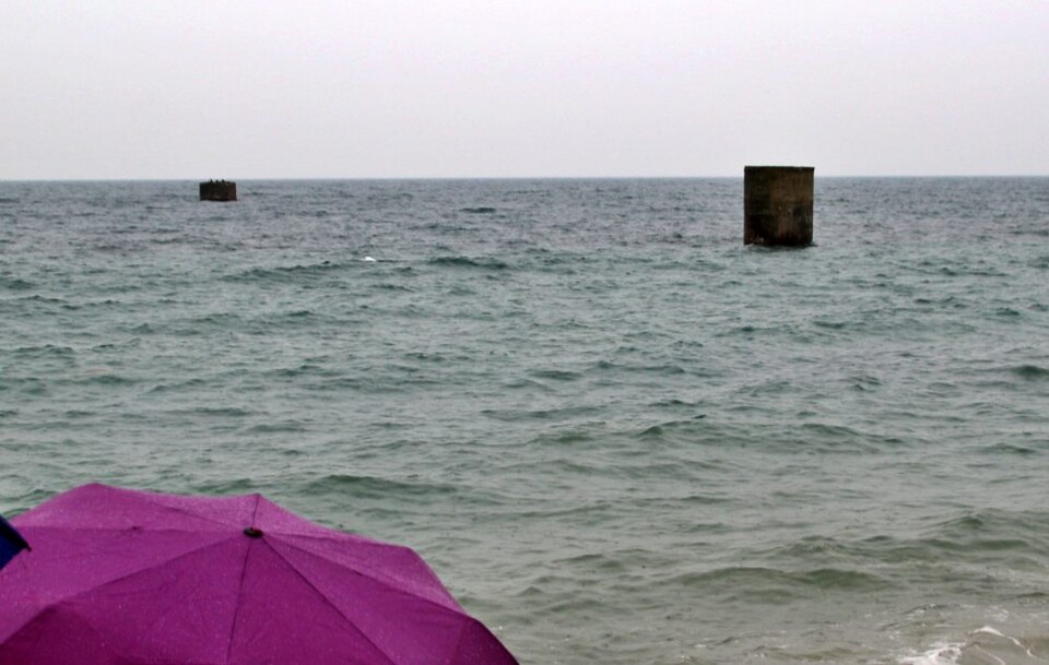 일본 야마구치현 우베시 해안가 바다에서 보이는 장생탄광의 피아 구조물 2개(2025.2.1) / 사진.평화뉴스 김영화 기자