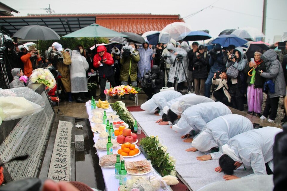 우베시 '장생탄광 희생자 추도광장'에서 열린 탄광 수몰사고 희생자 추모제에서 유족들이 엎드려 절을 하고 있다. 추모비에는 수몰사고 희생자들의 이름이 적혀 있다.(2025.2.1) / 사진.평화뉴스 김영화 기자