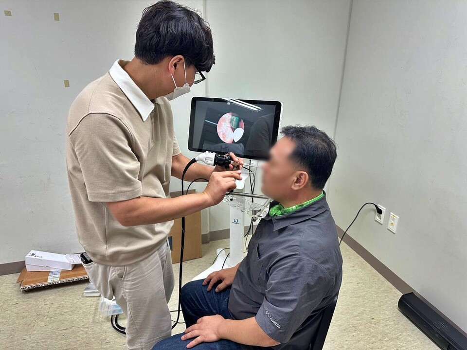 김동은 계명대 이비인후과 교수가 주민 콧속에서 샘플을 채취하고 있다. / 사진 제공.대구환경운동연합