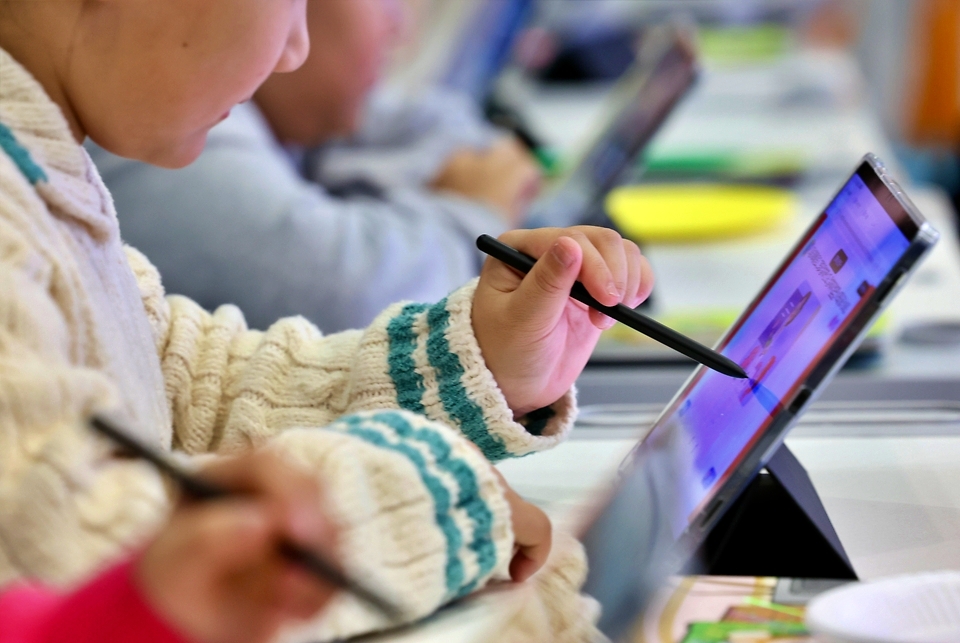 '2024 교육정책 박람회'에서 AI디지털교과서를 시연하는 모습(2024.12.13) / 사진 출처.대한민국 정책브리핑