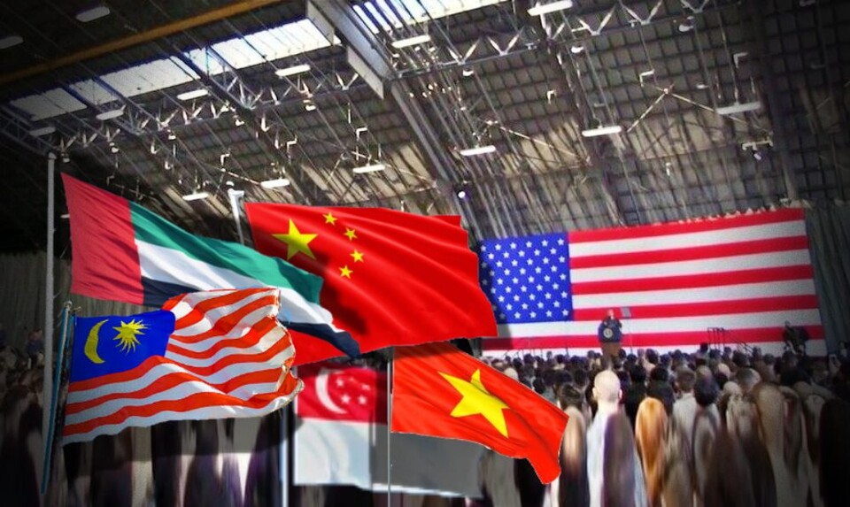 도널드 트럼프 미국 대통령이 대형 성조기 앞에서 대중 연설을 펼치고 있다.(사진.'THE WHITE HOUSE' 백악관 홈페이지)홍 시장이 해외출장을 다녀온 해외 국가들의 국기 합성 이미지 / 이미지 합성.평화뉴스 김영화 기자