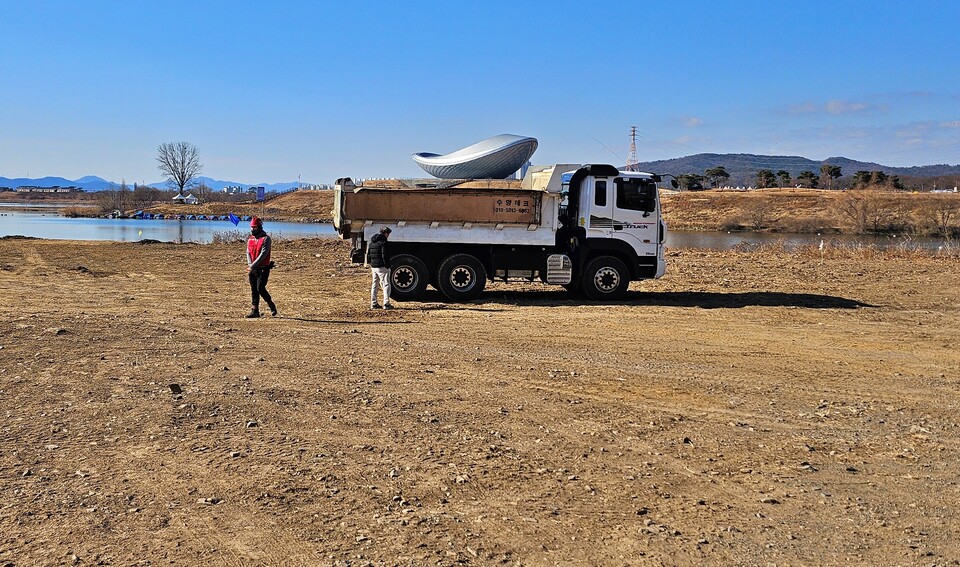 대구 달서구 파호동 460 '디아크 문화관광 활성화 사업' 공사 현장에 덤프트럭이 세워져 있다.(2025.2.10) / 사진.평화뉴스 정준민 기자
