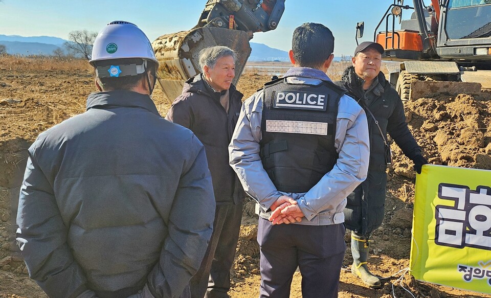 시공업체 신고를 받고 출동한 경찰이 환경단체 인사들과 대화하고 있다.(2025.2.10) / 사진.평화뉴스 정준민 기자