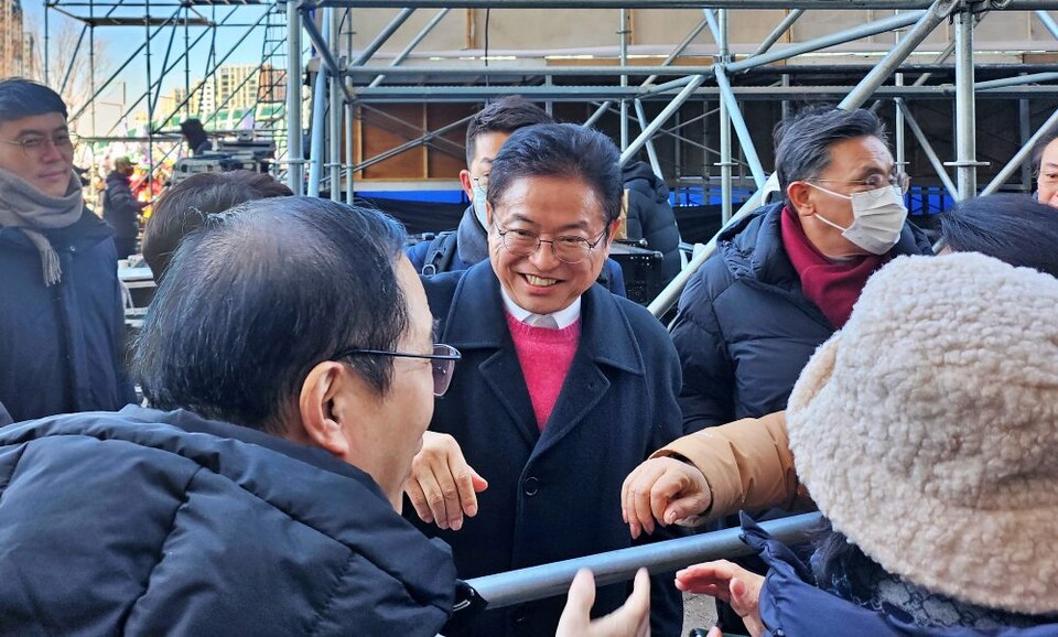 이철우 경북도지사가 세이브코리아가 주최한 국가비상기도회에 참석해 시민들과 악수를 나누고 있다.(2025.2.8) / 사진.정준민 평화뉴스 기자