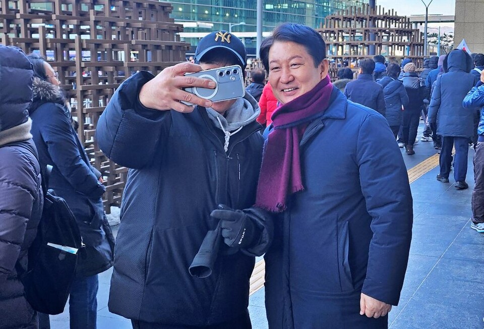 대구 달서구병을 지역구로 둔 국민의힘 소속 권영진 국회의원도 탄핵 반대 집회에 참석해 시민과 기념 셀카를 찍고 있다.(2025.2.8) / 사진.평화뉴스 정준민 기자