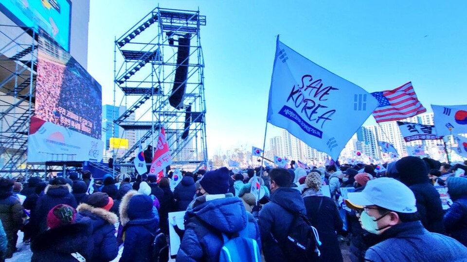 보수성향 개신교단체인 세이브코리아는 윤 대통령 탄핵을 규탄하는 전국 순회 기도회를 열고 있다. 제5회 기도회는 동대구역 광장에서 열렸다. 태극기와 성조기, '척결'이라고 적힌 대형 깃발들이 날리고, 참석자들은 찬송가를 부르고 있다.(2025.2.8) / 사진.평화뉴스 김영화 기자