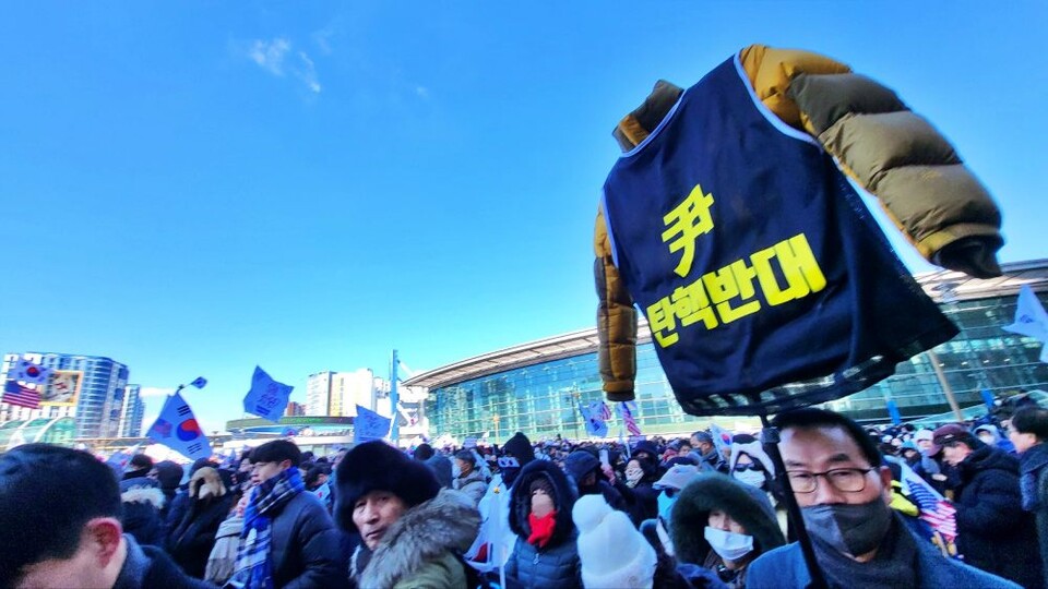 "윤 탄핵반대" 피켓을 들고 동대구역 광장 기도회에 참석한 시민(2025.2.8) / 사진.평화뉴스 김영화 기자