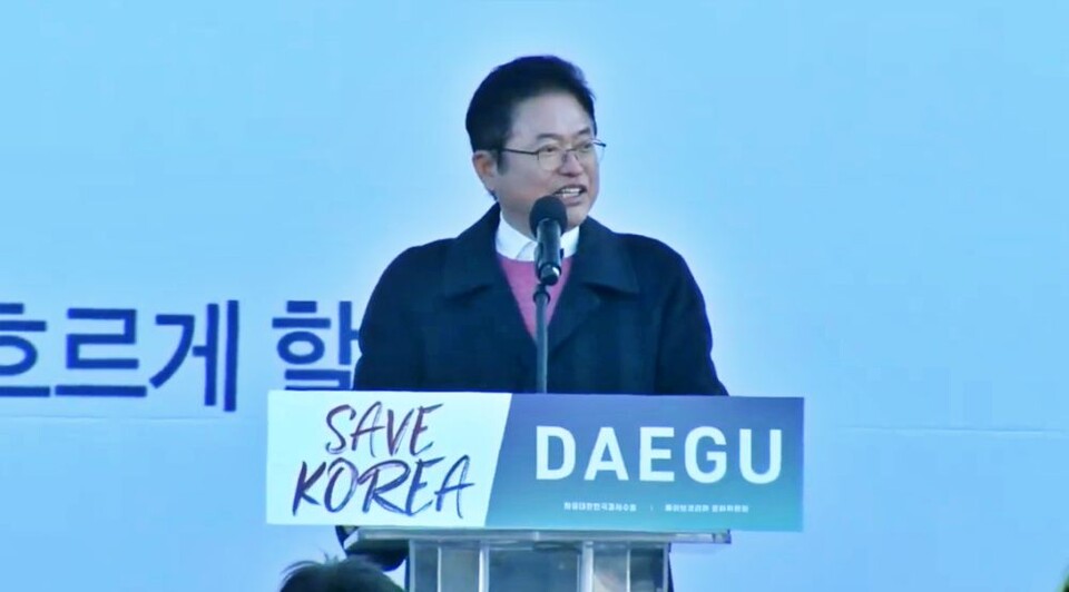 세이브코리아 비상기도회 동대구역 광장 무대에 오른 이철우 도지사가 발언 후 애국가를 부르고 있다.(2025.2.8) / 사진.세이브코리아 온라인 생중계 유튜브 화면 캡쳐