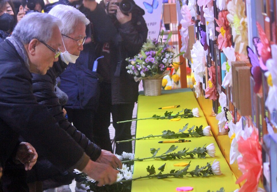 '대구지하철참사' 유족들이 대구지하철1호선 중앙로역 '기억공간'에 놓인 희생자들의 영정사진 앞에 헌화하고 있다.(2025.2.12) / 사진.평화뉴스 정준민 기자
