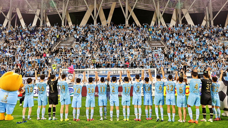 대구FC 선수들이 관중들을 향해 손을 들어 올리고 있다. / 사진 제공.대구시