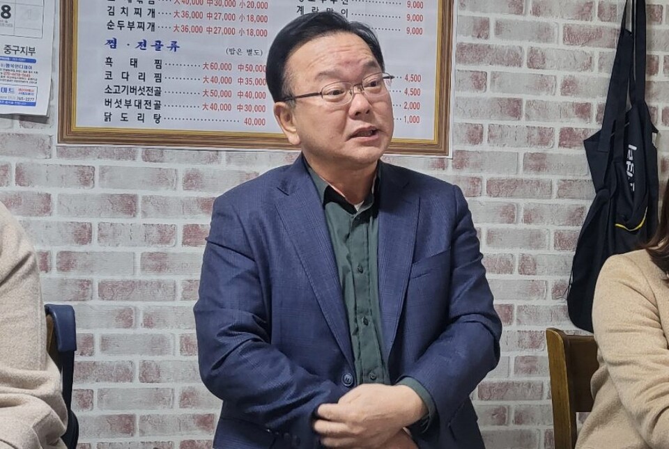 김부겸 전 국무총리가 기자들과 만나 탄핵과 개헌, 대선에 대한 자신의 생각을 밝히고 있다.(2025.2.14.대구 중구 한 식당) / 사진.평화뉴스 김영화 기자