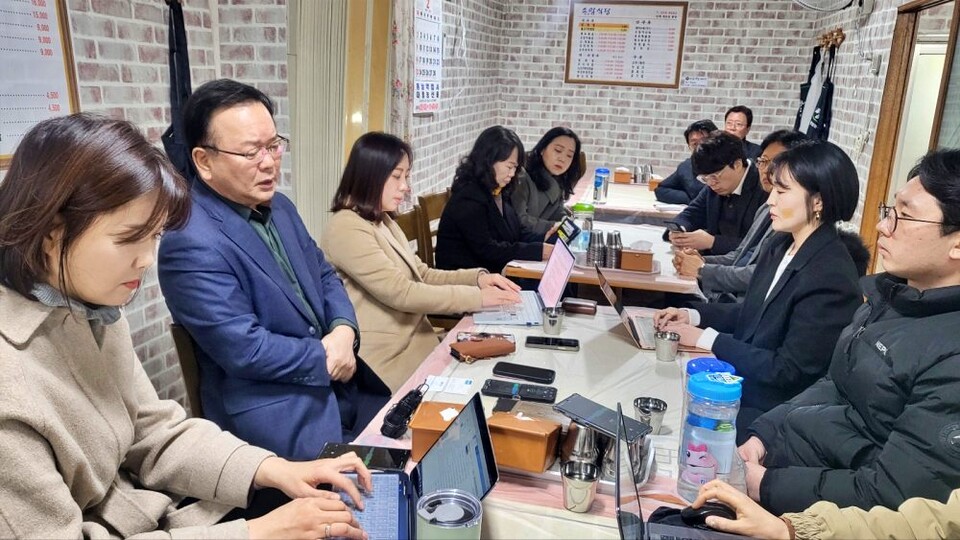 대구 중구 한 식당에서 김 전 국무총리가 기자들과 만나 간담회를 진행하고 있다.(2025.2.14)  / 사진.평화뉴스 김영화 기자 