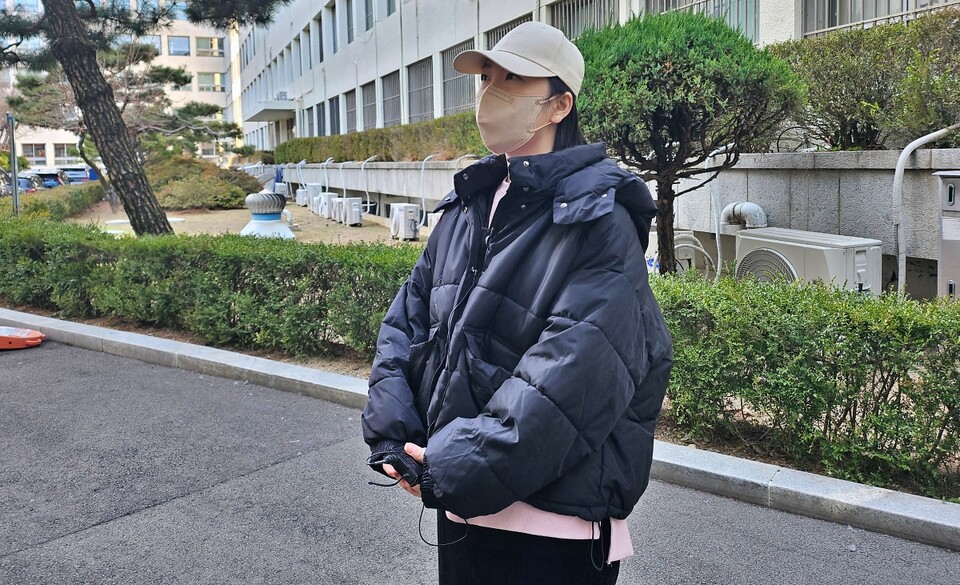 석진미(35) '경산 전세사기 피해자 대책위원회' 위원장이 임대인에 대한 1심 선고가 끝난 뒤 인터뷰를 하고 있다.(2025.2.18) / 사진.평화뉴스 정준민 기자