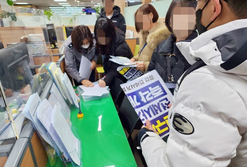 경산지역 전세사기 피해자들이 경찰에 임대인들을 집단 고소하고 있다.(2024.2.4) / 사진.평화뉴스 정준민 기자