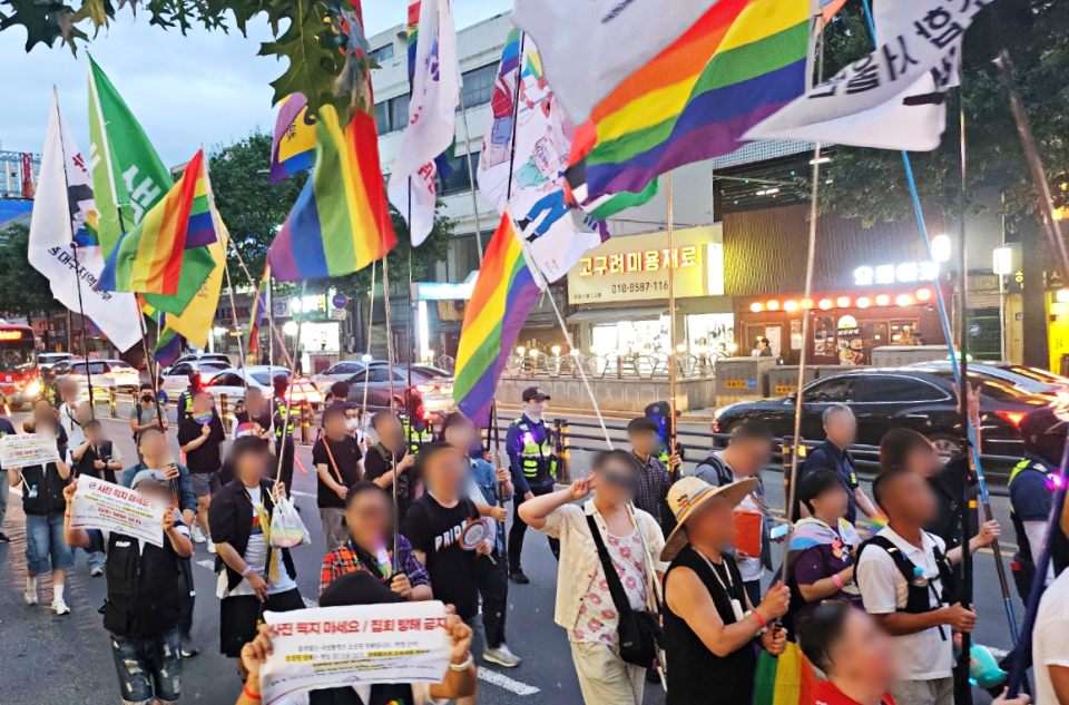 대구퀴어축제 참가자들이 무지개 깃발을 들고 성소수자들으 인권증진을 외치며 동성로에서 행진 중이다(2024.9.28) / 사진.평화뉴스 정준민 기자