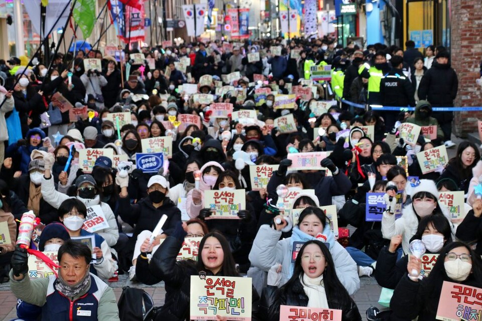 "윤석열 즉각 파면하라, 국민의힘 해체하라" 대구시국대회에 모인 시민 500여명이 구호를 외치고 있다.(2025.2.22) / 사진.평화뉴스 김영화 기자