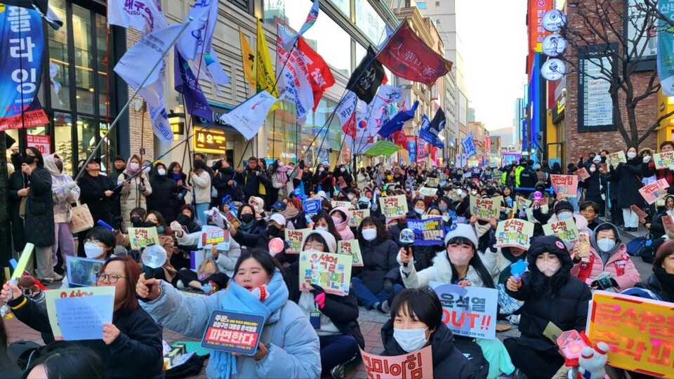 다양한 색상의 깃발과 피켓, 아이돌 응원봉 등이 휘날리는 대구시국대회 '빛의 혁명' 광장(2025.2.22) / 사진.평화뉴스 김영화 기자