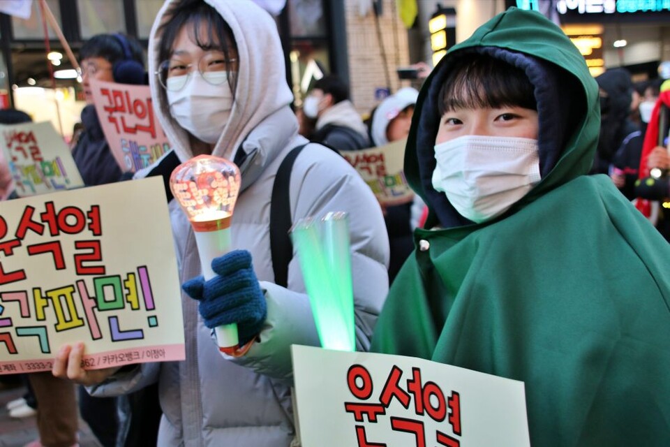 아이돌 응원봉과 피켓을 든 대구시민들이 대구시국대회에서 "윤석열 대통령 탄핵:을 촉구하고 있다.(2025.2.22) / 사진.평화뉴스 김영화 기자 