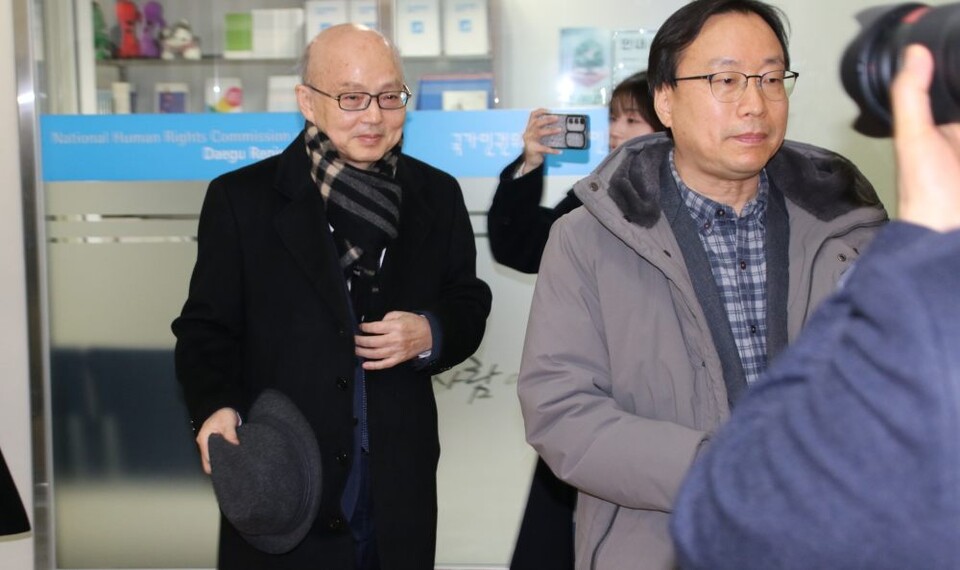 안창호 국가인권위원장이 대구인권사무소에서 직원들과 인사를 나눈 뒤 업무보고를 받기 위해 지하로 내려가고 있다.(2025.2.25)  / 사진.평화뉴스 김영화 기자