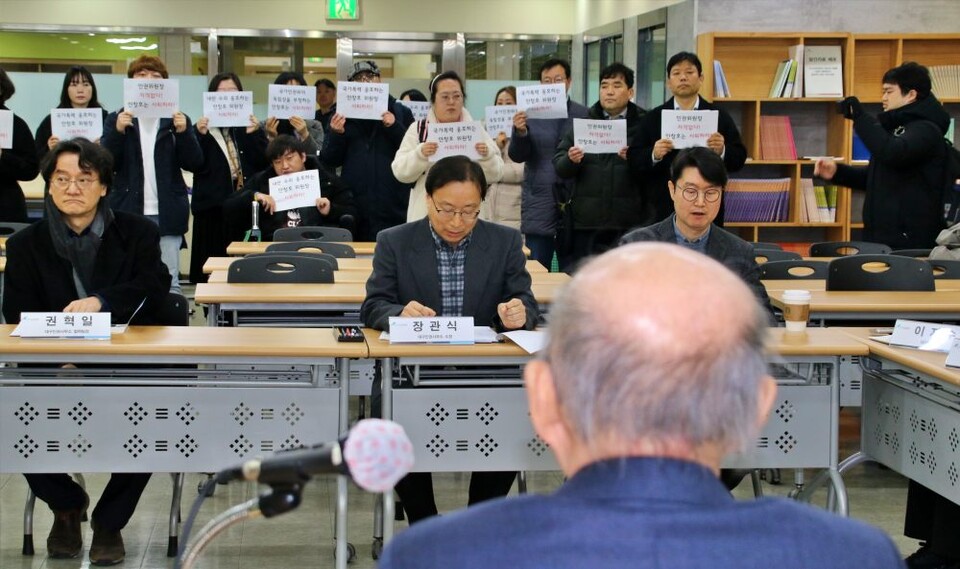 안창호 국가인권위원장이 대구인권사무소에서 2025년도 업무보고를 받고 있다. 맞은편에 지역 인권단체 활동가들이 "사퇴하라"며 항의 피켓을 들고 있다.(2025.2.25) / 사진.평화뉴스 김영화 기자