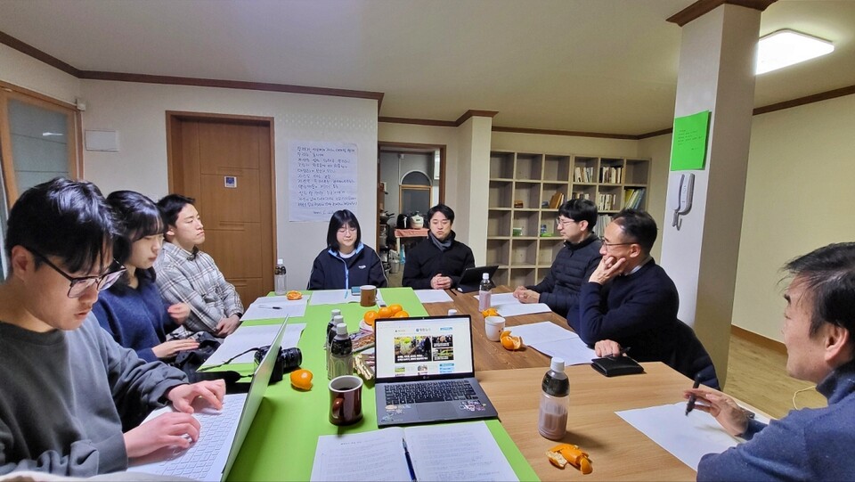 평화뉴스 87차 독자위원회...(왼쪽부터) 정준민 기자, 김지현 위원, 김민규 위원, 김수현 위원, 신동우 위원, 정현태 위원, 이형근 위원, 유지웅 기자(2025.2.25) / 사진.평화뉴스 김영화 기자