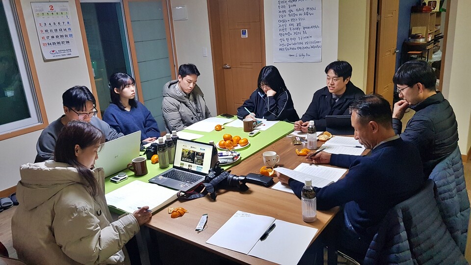 평화뉴스 87차 독자위원회...(왼쪽부터) 김영화 편집장, 정준민 기자, 김지현 위원, 김민규 위원, 김수현 위원, 신동우 위원, 정현태 위원, 이형근 위원(2025.2.25) / 사진.평화뉴스 유지웅 기자