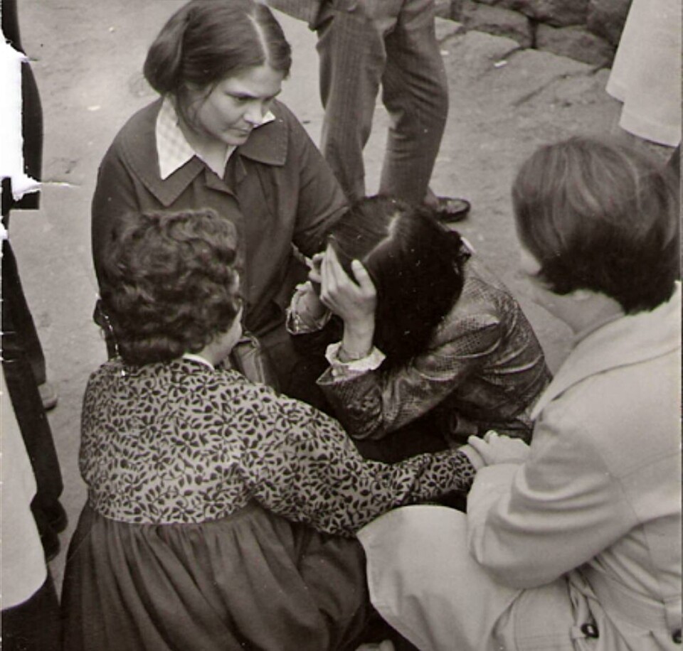 인혁당 재건위 조작사건으로 사형을 언도 받은 8명에 대한 사형 소식을 듣고, 주저 앉아 오열하는 유족들의 모습(1975.4.9) / 사진.4.9통일평화재단